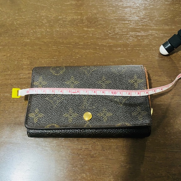 Pre-loved LV monogram medium Bi-fold wallet - Picture 10 of 11